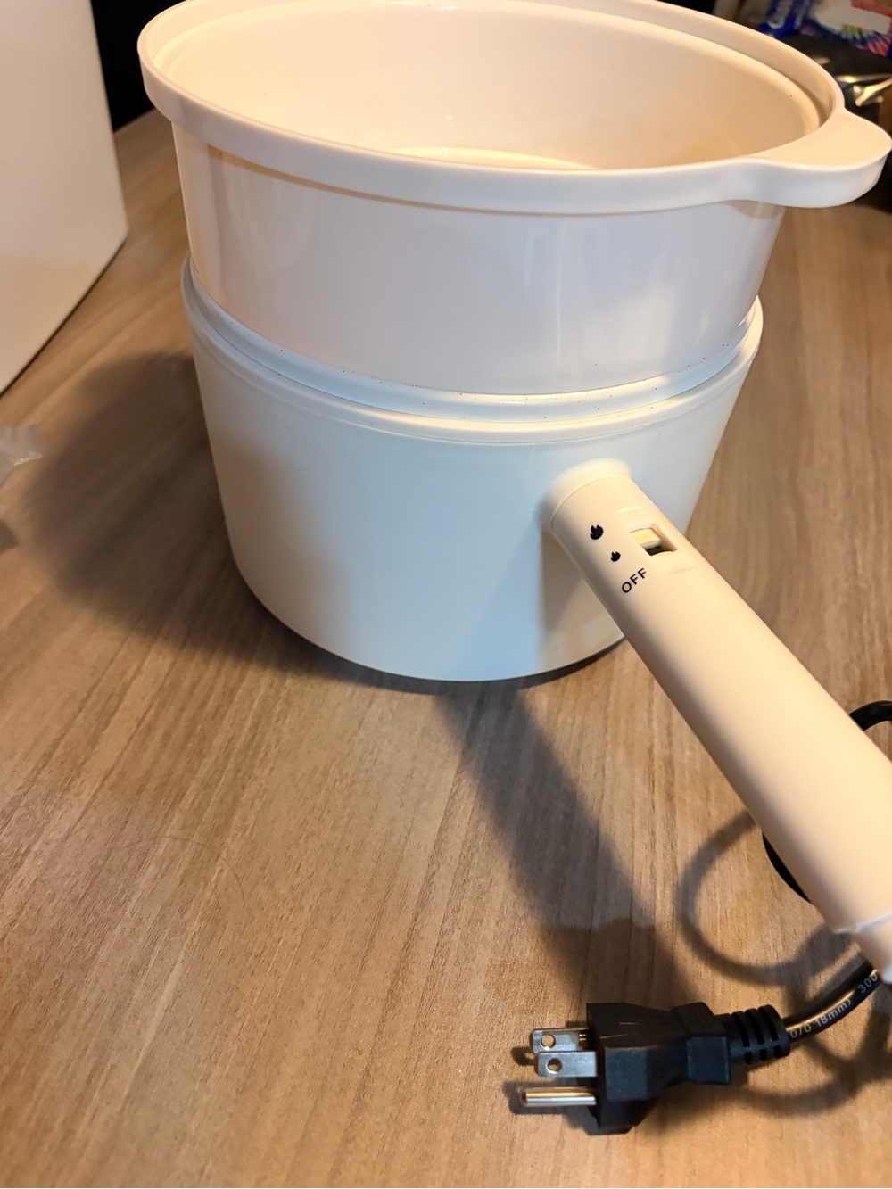 White Electric Fondue Pot – Compact Home Party Cooker